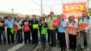 市議員李退之（中）和社團法人臺灣大台南發展促進會主辦，大台南市水電裝置職業工會及統潔家用品合辦第五屆「寒冬送暖，幸福滿滿」活動，舉行記者會，15日將邀請新營區、鹽水區、柳營區弱勢家庭圍爐並贈送日常用品。