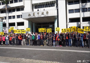 反對龍潭國中全面封閉金龍路180巷前段，近百位民上林里民在桃園市政府前廣場抗議。