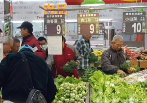 迎戰家樂福八德旗艦店開幕，大潤發八德店祭出多重優惠方案應戰。