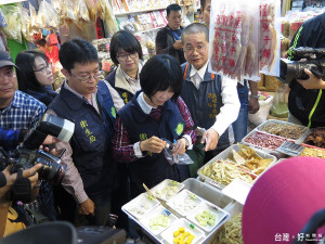 ▲農曆新年將至，高雄市消保官、衛生局聯合稽查三鳳中街年節食品。（圖／記者潘姿瑛攝）