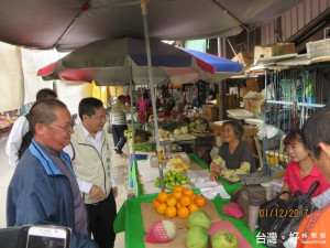 市長涂醒哲至永和市場及南田市場關心民眾年節採購問題