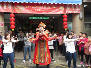 市場處安排財神爺於零售市場大跳戀舞為大家祝福，現場並發放限量平安米。（圖／記者黃村杉攝）