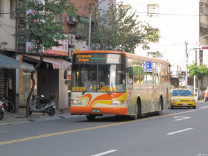 台北市公共運輸處將推行16條「幹線公車」，首波先推出敦化、松山新生、民生、仁愛以及內湖5條路線，同時推出搭乘幹線公車轉乘一般公車，可享半價優惠，該政策預計最快7月上路。（圖／Wikipedia）