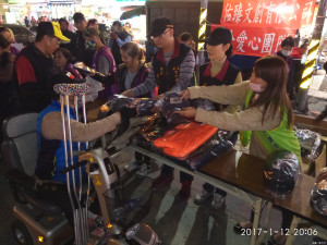 細雨涼風溫度降 愛心團隊夜訪人安送暖