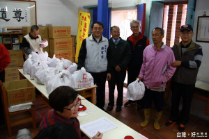 南投市藍田書院慈善功德會贈送民生物品予弱勢戶。（記者扶小萍攝）