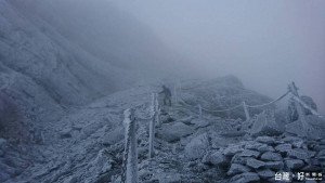 未來幾天玉山、合歡山都有機會降下入冬以來第一場雪，見到期待已久的「雪花標誌」，讓許多「追雪族」蓄勢待發。圖為今年年初玉山下雪畫面。〈圖片玉管處提供〉