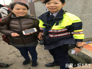 女警在水溝找到手機。林重鎣攝