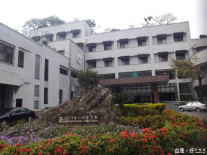 在申請表上填寫相關資料，檢齊證件後，逕寄玉山國家公園管理處企劃經理課收。