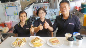 趙文欽(右)向勞動部申請創業貸款，成立「菇MORNING蔬食餐飲」，將西式早餐結合素食餐飲，連日本、法國老外遊客都指名嚐鮮。