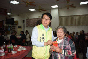 副市長顏純左（左）參與這場歲末圍爐，除向長輩們拜年祝賀外，並當場贊助二千元禮金摸彩助興，並親自頒贈給88歲阿嬤邱牡丹（右）。