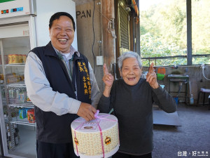 里長李萬興長期投入關懷里內獨居長者，自掏腰包送生日蛋糕為長者慶生。（圖／記者黃村杉攝）