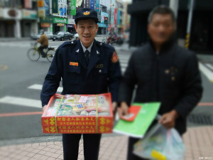 警與民力協助慈善會冬令救濟 併同辦理預防犯罪宣導