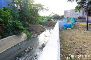 鄭市長表示，市府進行東門溪新建護岸工程，要提升東門溪納洪能量，有效改善大明里一帶淹水情況。