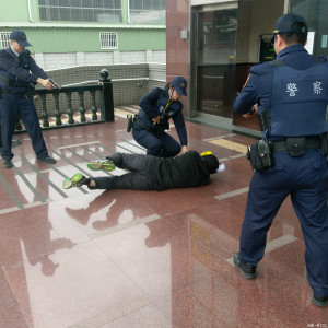 圖:大溪警分局因辦防搶演練，過程逼真，搶案發生後，歹徒立即遭逮捕究辦。(記者陳寶印攝)
