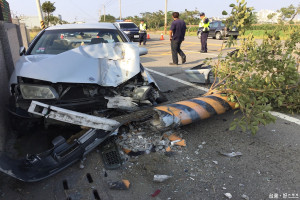 車子被撞竟把電桿和路樹一併攔腰折斷，路人說它產生的洪荒之力著是驚人。(記者/黃芳祿攝)