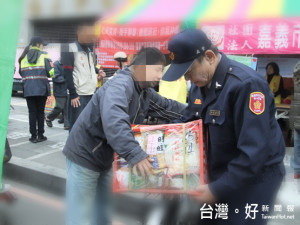 年關將近享溫情 警民一同關懷最熱心