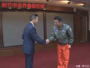 林智堅率團勞軍 致贈慰問金感謝國軍