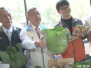 縣府內大擺攤 行銷在地好蔬果