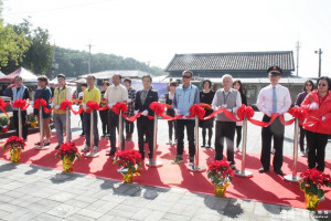 集集火車站前廣場趕在春節前換上新妝與民眾見面，18日進行落成剪綵儀式。〈記者吳素珍攝〉