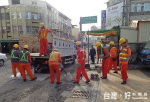 北港警分局全面配合鎮公所，不定時編排執行清除道路障礙工作，加強取締違規攤販、違停車輛。（記者陳昭宗拍攝）