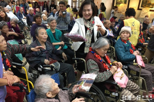 羅東鎮長林姿妙與該鎮養護所長者歲末聯歡。（圖／羅東鎮公所提供）