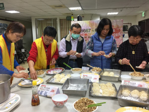 義工家屬包水餃 為寒士尾牙集氣