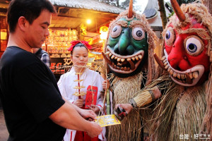 擅長文創的溪頭妖怪村於1/28-2/2過年期間，舉辦「山神祭─清繅」敬天祈福祭典，今年特別製作出獨特的年節限定小人卡，在清趕年獸的同時將討人厭的“小人”一併掃除，歡樂迎新年。