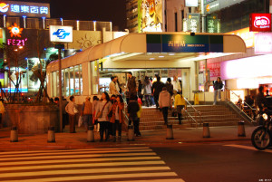 因應台北燈節，台北捷運公司會適時機動管制捷運西門站列車停靠、乘客進出。（圖／Wikipedia）