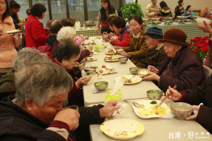 頭城農場為聖方濟長者辦理年味飯活動。（圖／記者陳木隆攝）