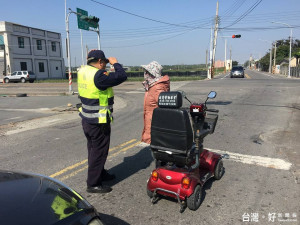 一位老人家騎著電動機在快車道上，員警趕忙上前去攔住她，阿嬤向警察

說「我忘記回家的路了！」。（記者蘇榮泉拍攝）