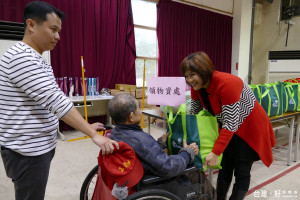 竹山鎮公所為弱勢戶設立的「食物銀行」20日展開第一波發送物資，由鎮長黃丹怡首發給獨居的劉爺爺。