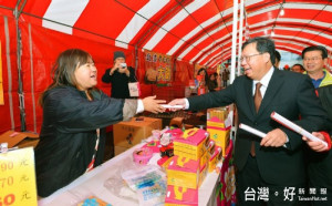 鄭市長表示，發揮「取有餘、補不足」的精神，讓弱勢家庭可在寒冬感受社會愛心。