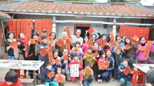 學甲鼎農村送神日舉辦藝文名家寫春聯活動相當熱鬧。（記者邱仁武／攝）
