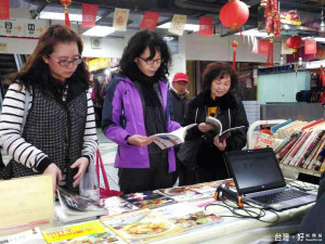 泰山圖書分館於樓下的泰山公有市場內擺設「借書攤」，貼心提供食譜相關書籍的借閱服務。（圖／記者黃村杉攝）