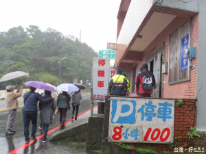 針對當地停車場業者展開聯合稽查，蒐證確認停車場違法經營事實，確保民眾停車權益。（圖／記者黃村杉攝）