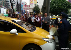 桃園分局員警們在桃園火車站前計程車排班處進行春節期間各項安全工作宣導。 