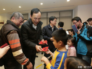 市長朱立倫為了讓青年住宅住戶感受新年喜氣，親自向住戶拜早年發送福袋。（圖／記者黃村杉攝）