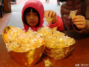 黃金博物館在農曆春節假期免費發送金鑽糖 ，將富貴喜氣與大家分享。（圖／黃金博物館提供）