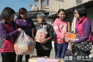 家扶莪馨會義工為讓弱勢家庭感受年節歡樂氣氛，特別送上年節禮品，讓春節增添暖意。（記者陳昭宗拍攝）