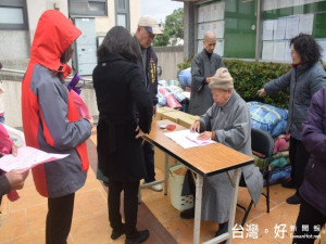 外埔區福慧禪寺「釋觀行」大師，昨日起展開甲安埔雪中送炭善事，

地方咸認是一位慈善修行者。（記者陳榮昌攝）