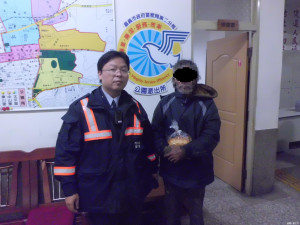 無家可歸男子街頭遊盪 熱心警提供食物協助安置