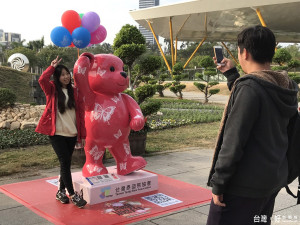 ▲泰迪熊超萌的模樣吸引民眾駐足拍照。（圖／記者郭文君攝）