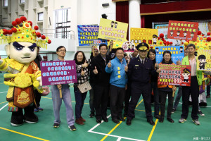 警察局局長黃宗仁與市議員蔡育輝一起參與春節期間「防竊(扒)、防搶」宣導活動。（記者邱仁武／攝）