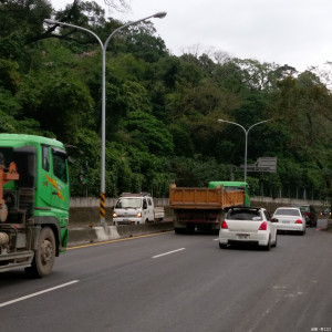 圖:台三線和台四線共線設置三十三盞Y型燈桿=大大提昇行車安全。(記者陳寶印攝)