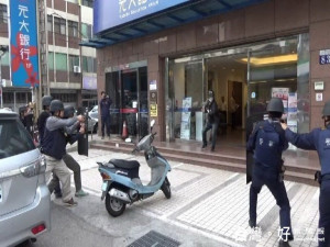 大甲警分局為預防新年發生金融單位搶劫等案，昨日實施防搶實警演

練，二十位警民演練動作逼真，路過民眾嚇一跳。（記者陳榮昌攝）