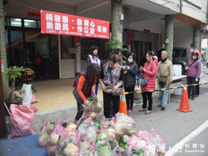 李議員服務處二十四日舉辦二張發票換一粒高麗菜，即能照顧菜農，

又能關心弱勢，面面俱到的愛心做法教人尊敬。（記者陳榮昌攝）