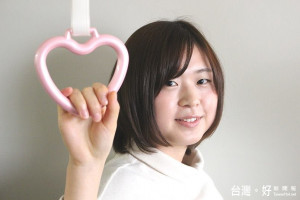 日本愛知縣名古屋市交通局，將在2月14日推出換上愛心型吊環的限定版「心之巴士」，讓乘客可以「抓住」自己的幸福。圖／名古屋市交通局）
