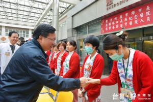 春節前夕，鄭市長特地前林口長庚醫院，對第一線的醫師及護理人員的表達最高的尊崇與敬意。