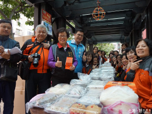 里長張玉琴除準備澎派圍爐年菜，並送紅包、白米等民生用品，讓弱勢長輩除舊歲過好年。（圖／記者黃村杉攝）