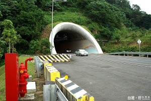 為有效紓解國道5號宜蘭端的車流，並減緩塞車現象，交通部國道高速公路局將雪山隧道的速限調整為最低70km/h，最高90km/h，並從4月10日起嚴格取締龜速車。（圖／Wikipedia）